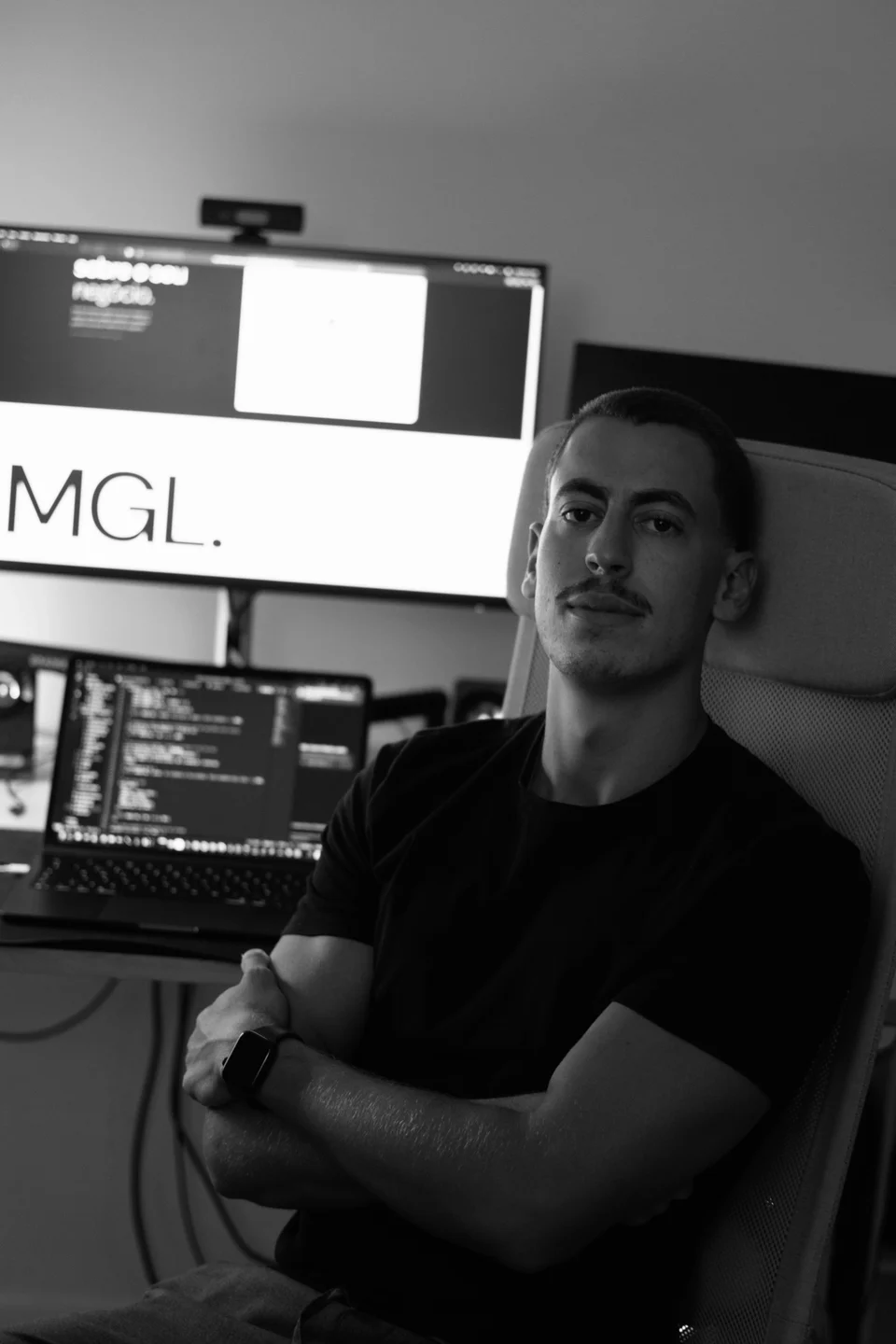 Arthur, fundador da MGL Growth, no seu espaço de trabalho, com o website da MGL no monitor